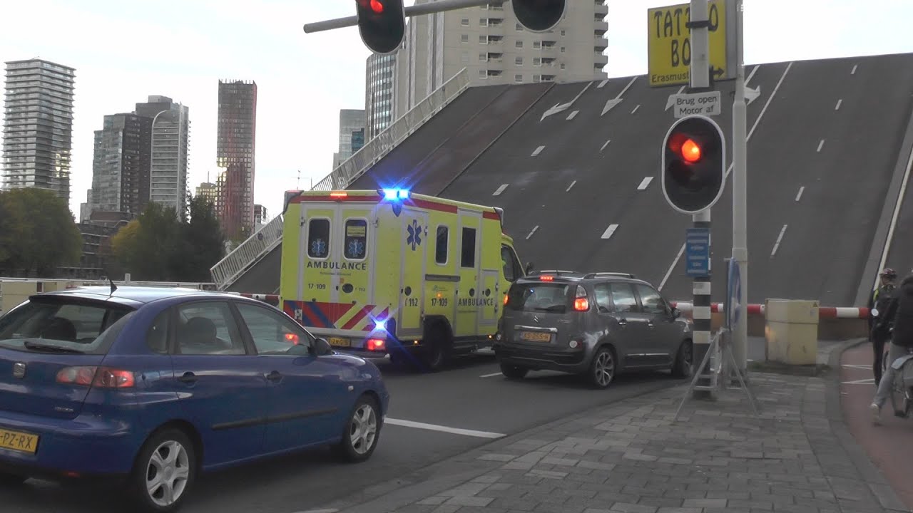 Ambulance wacht minutenlang voor open brug onderweg naar spoedmelding in Rotterdam centrum!