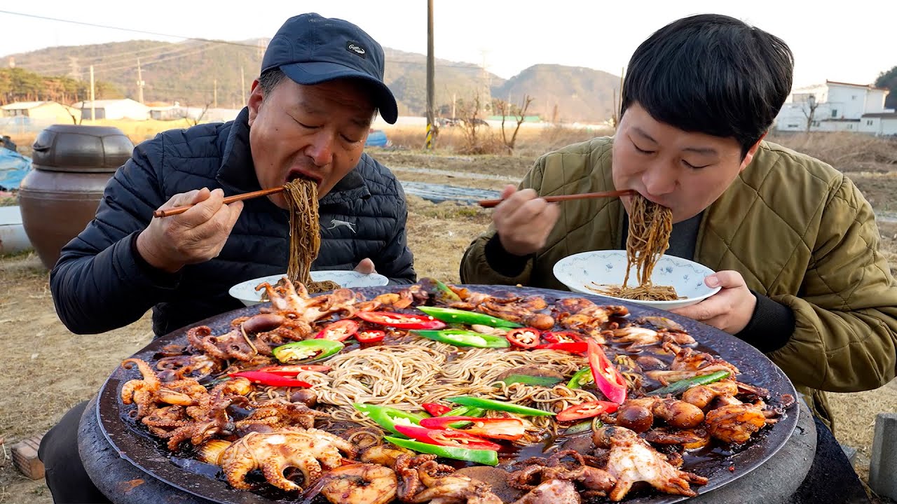 Насыщенный вкус чернил кальмара! Жареные джукуми с креветками и гребешками - шоу Mukbang eating show