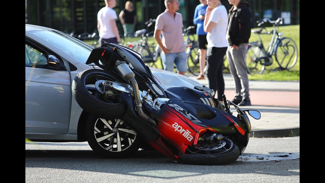 Motorrijder geschept op de Splitting in Drachten; Motorrijder gewond
