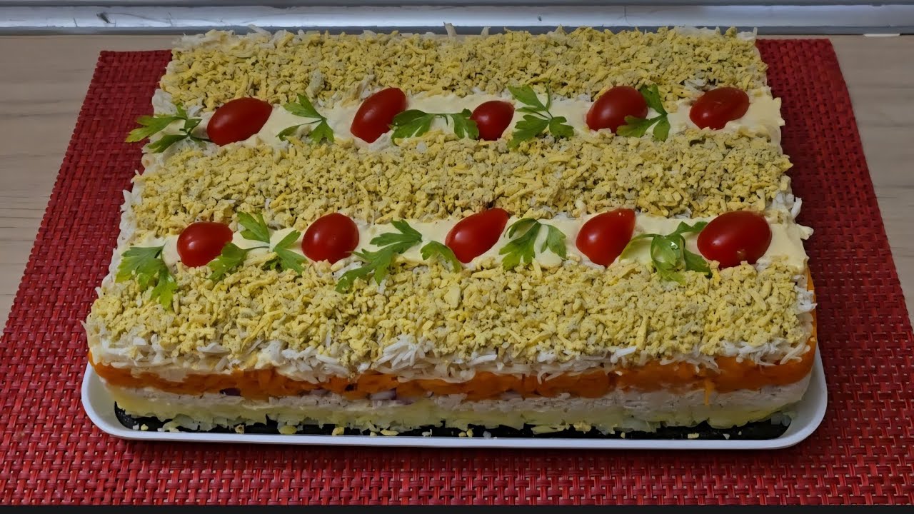 سلطة الميموزة الفاخرة على شكل طورطة مالحة وباردة بطعمها الغني و المميز . بنتها لا تقاوم