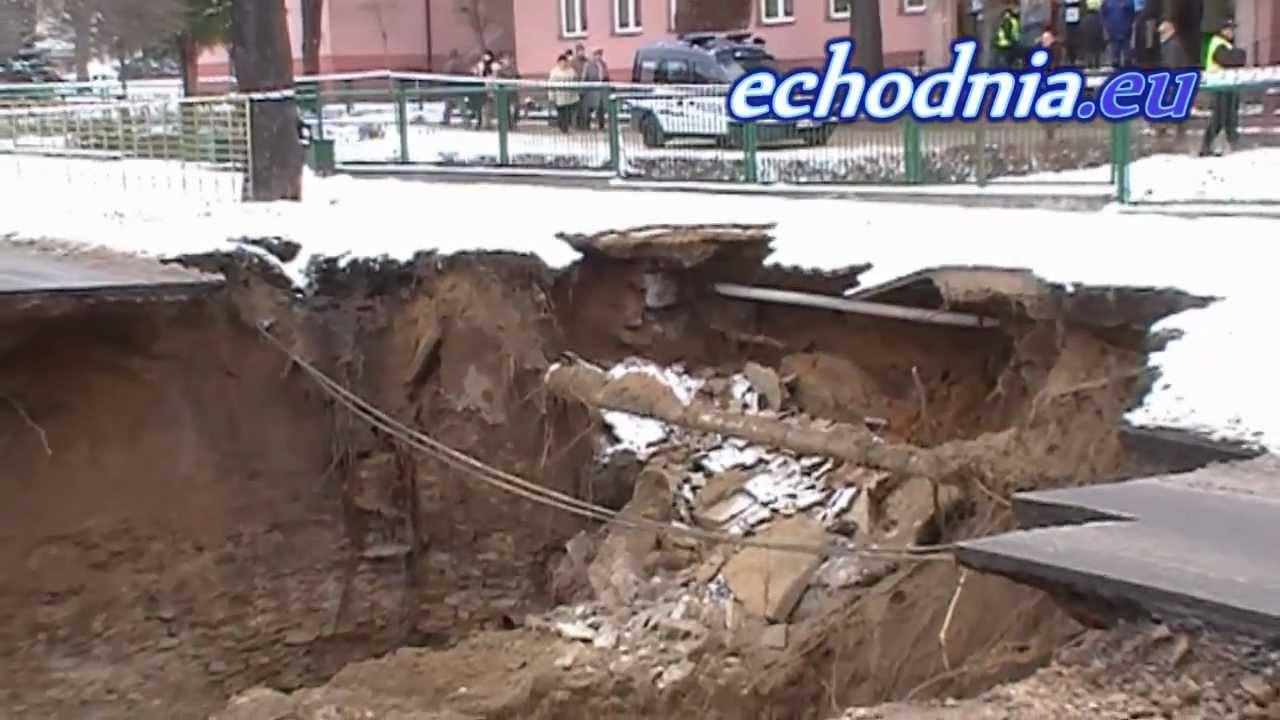 Katastrofa budowlana w Ostrowcu. Na garaże osunęła się skarpa z jezdnią - 19 grudnia 2012r.