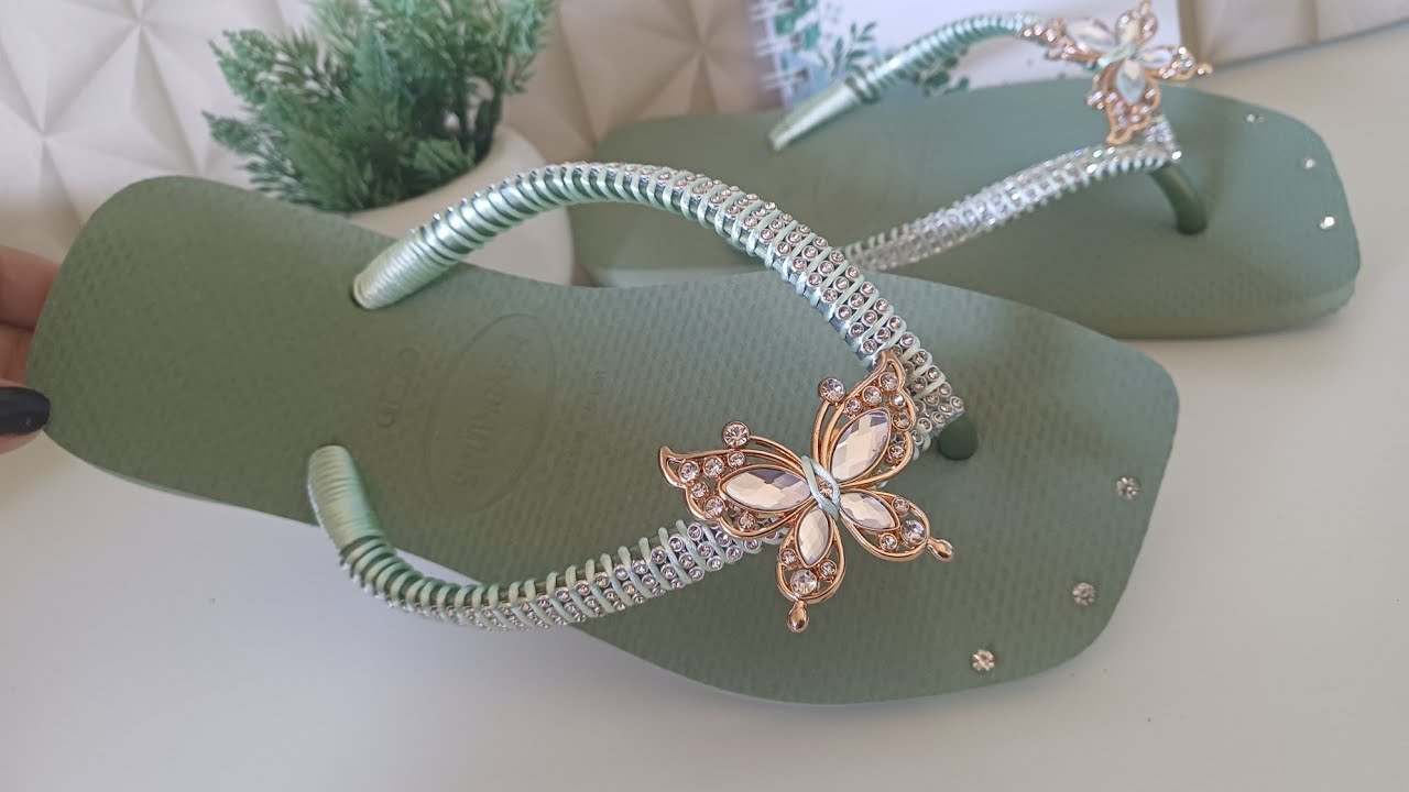 Chinelo decorado com Pingente de metal Borboleta