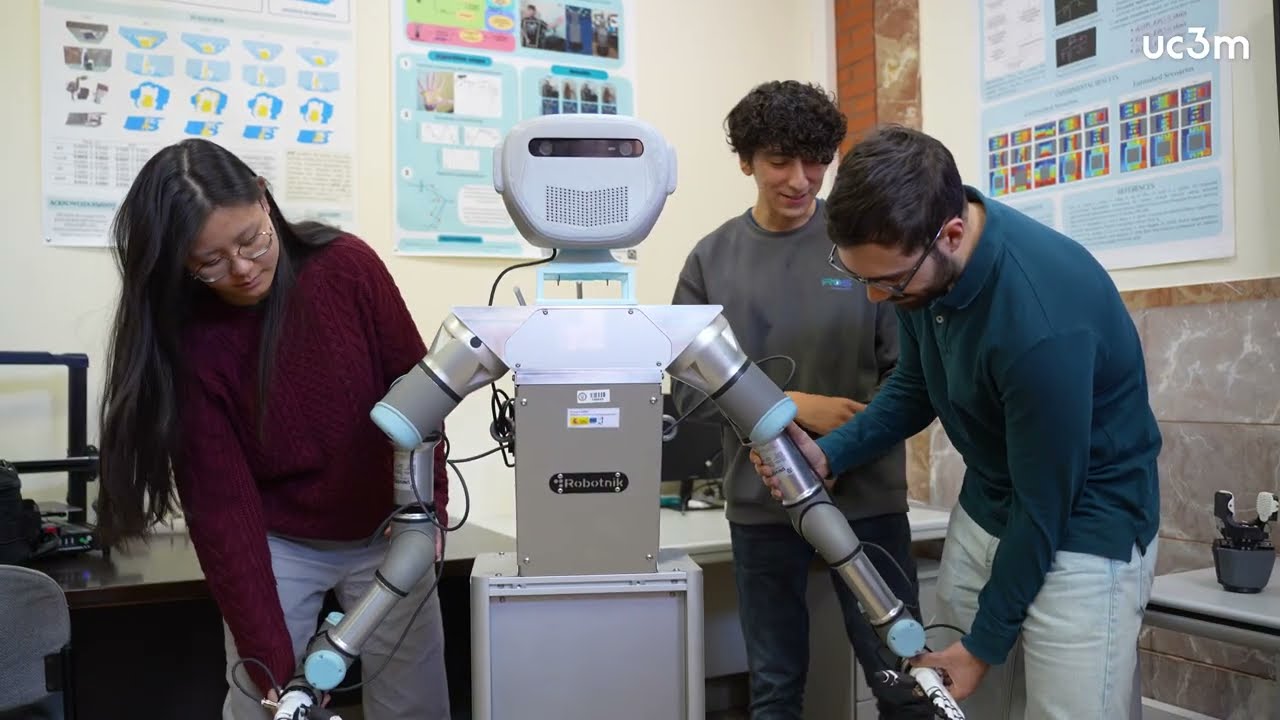 Un robot de la UC3M aprende a mover sus brazos para poner y quitar la mesa | Investigación UC3M