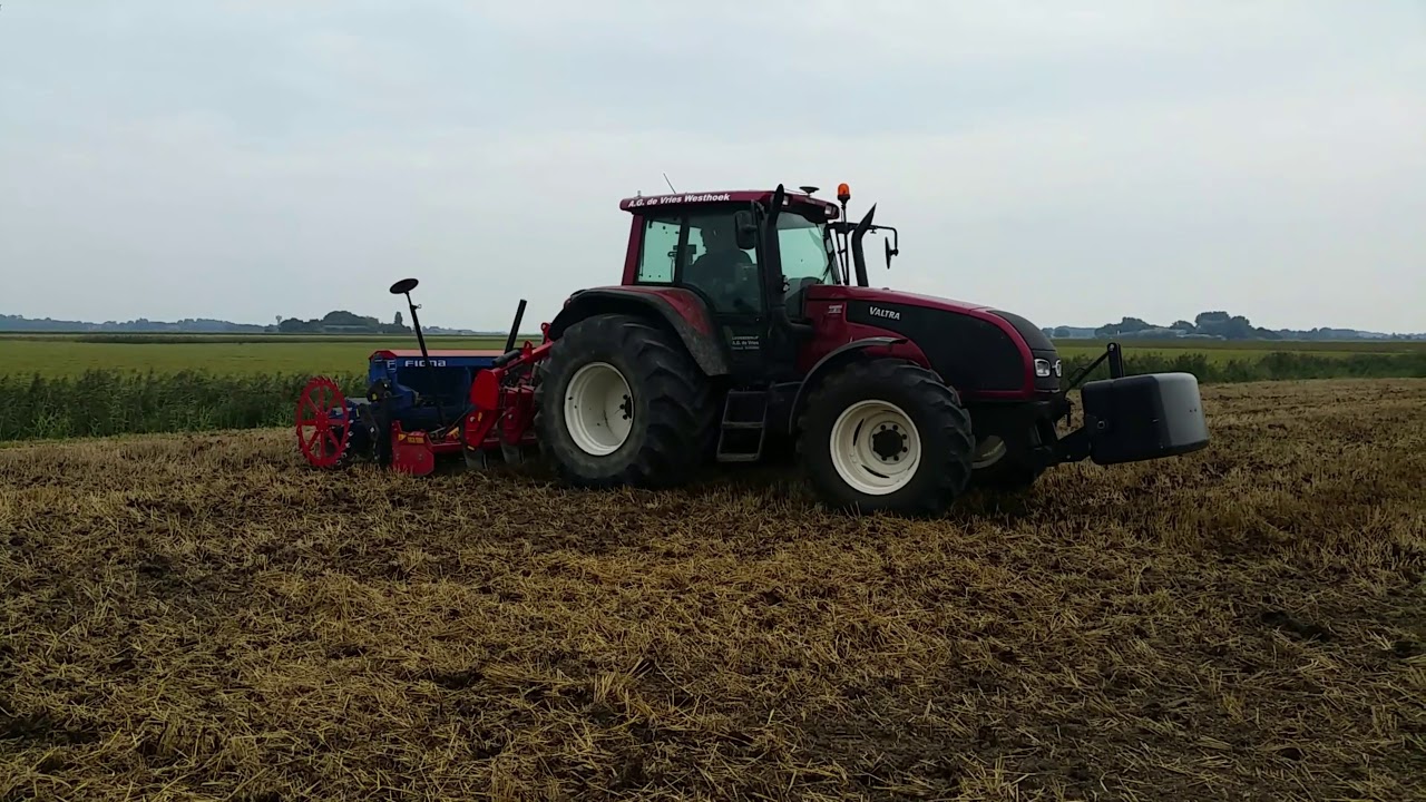 Valtra T130 seeding covercrop