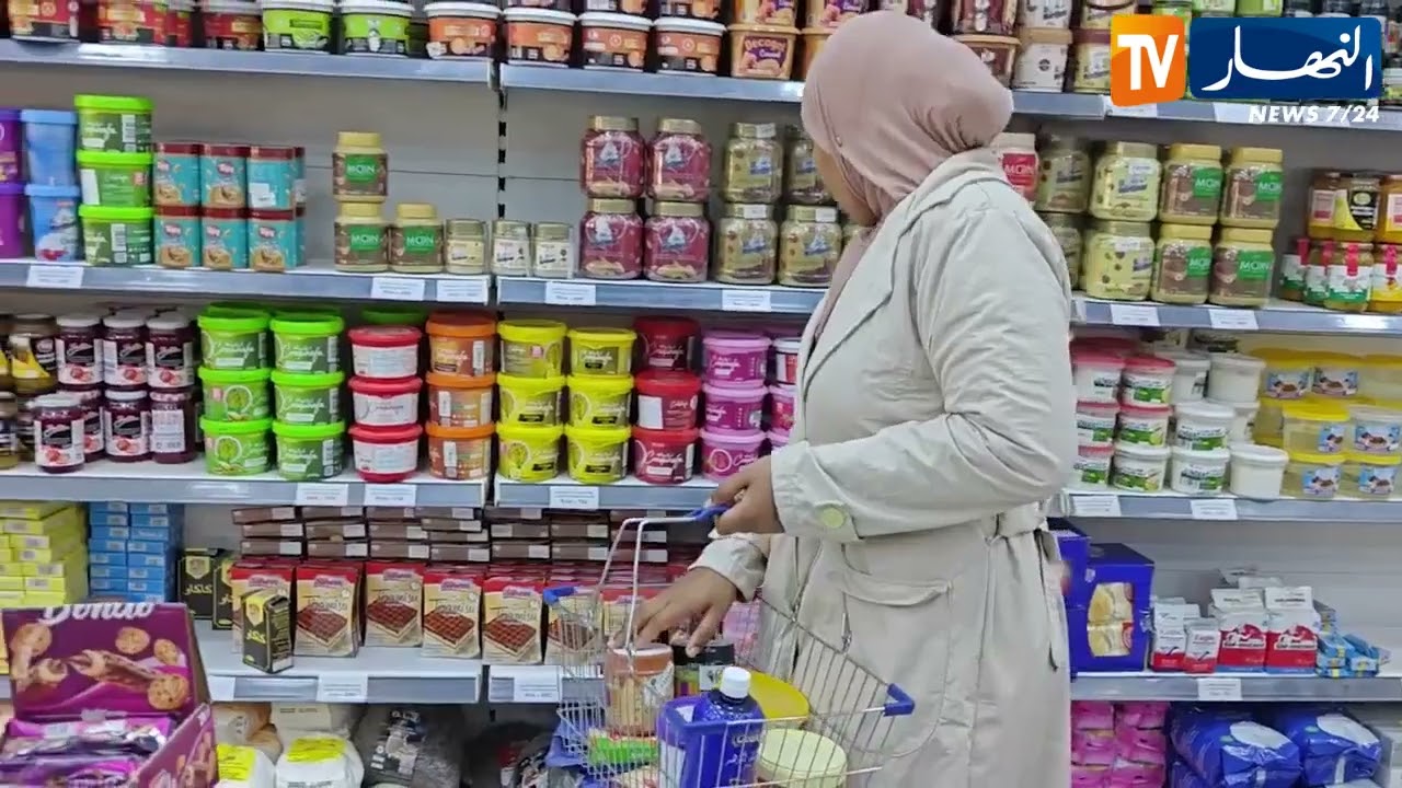 مجتمع : تجارة الحلويات تنتعش.. حرفيون يبدعون لكسب ثقة الزبائن والظفر بطلبياتهم للعيد