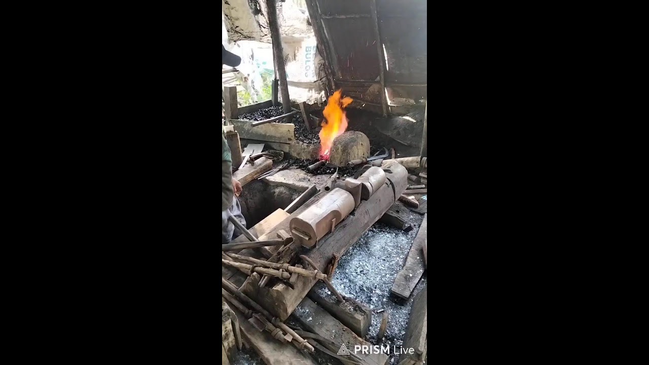 pandai besi tradisional membuat egrek sawit