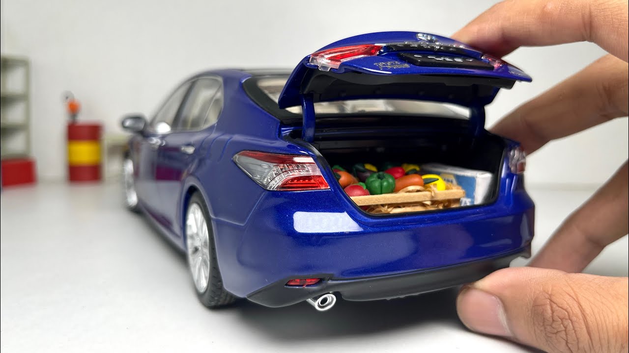 Распаковка реалистичной литой машинки Toyota Camry 1:18 с открывающимися деталями