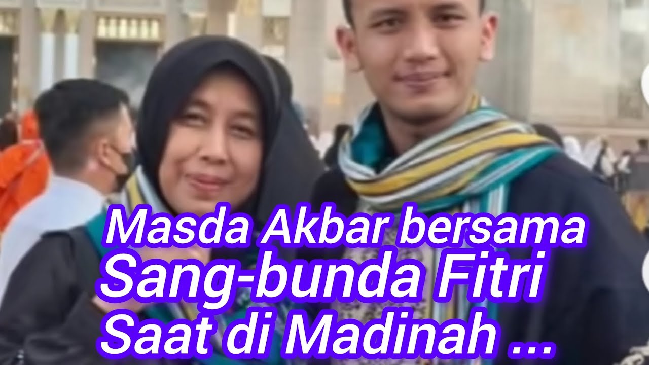 Masda Akbar bersama sang-bunda Fitri saat di Madinah