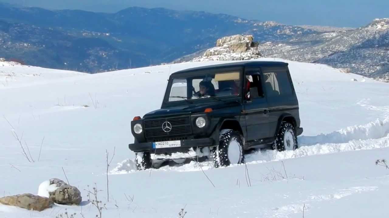 Mercedes G 230 on snow