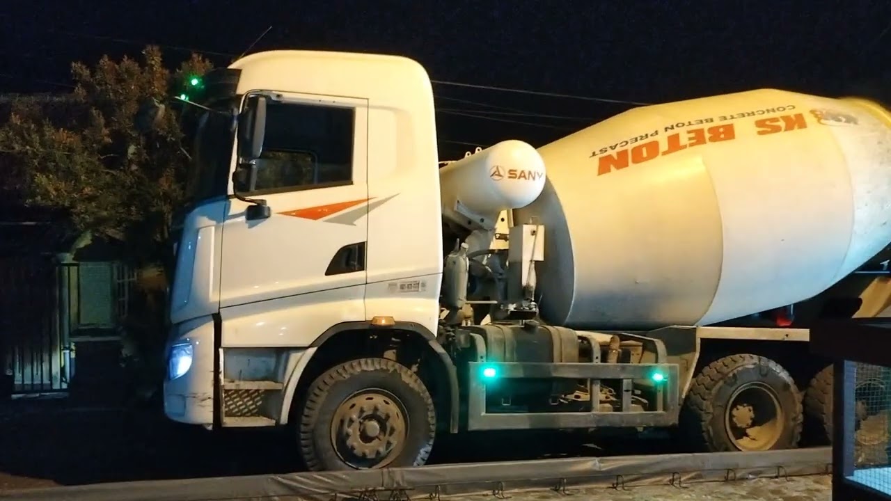 HIDUP DI DESA. MOLLEN TRUK. COR JALAN