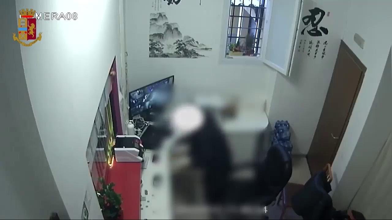 Milano, arrestato rapinatore ludopatico: 5 colpi nelle sale slot con aggressione alle titolari