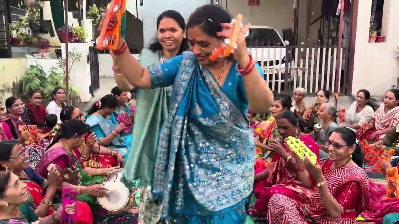 લખેલું છે 🌷🌷શાંનતા બેન એટલે સુપર હીટ 🌷નુગરા ને ભક્તિ  ના ફાવે