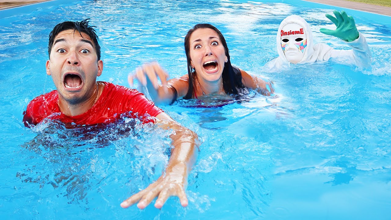 L' ULTIMO CHE SMETTE DI NUOTARE VINCE CONTRO IL DOTTOR TIMOTI IN PISCINA! *gara di nuoto in piscina*