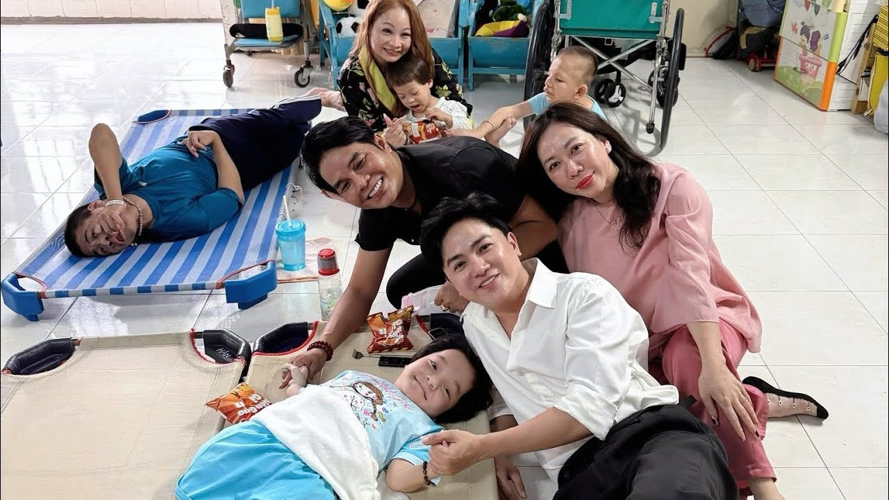 Khưu Huy Vũ cùng Ân Thiên Vỹ đi thăm các bé khuyết tật tại trung tâm Thiện Phước Nhân Ái Củ Chi