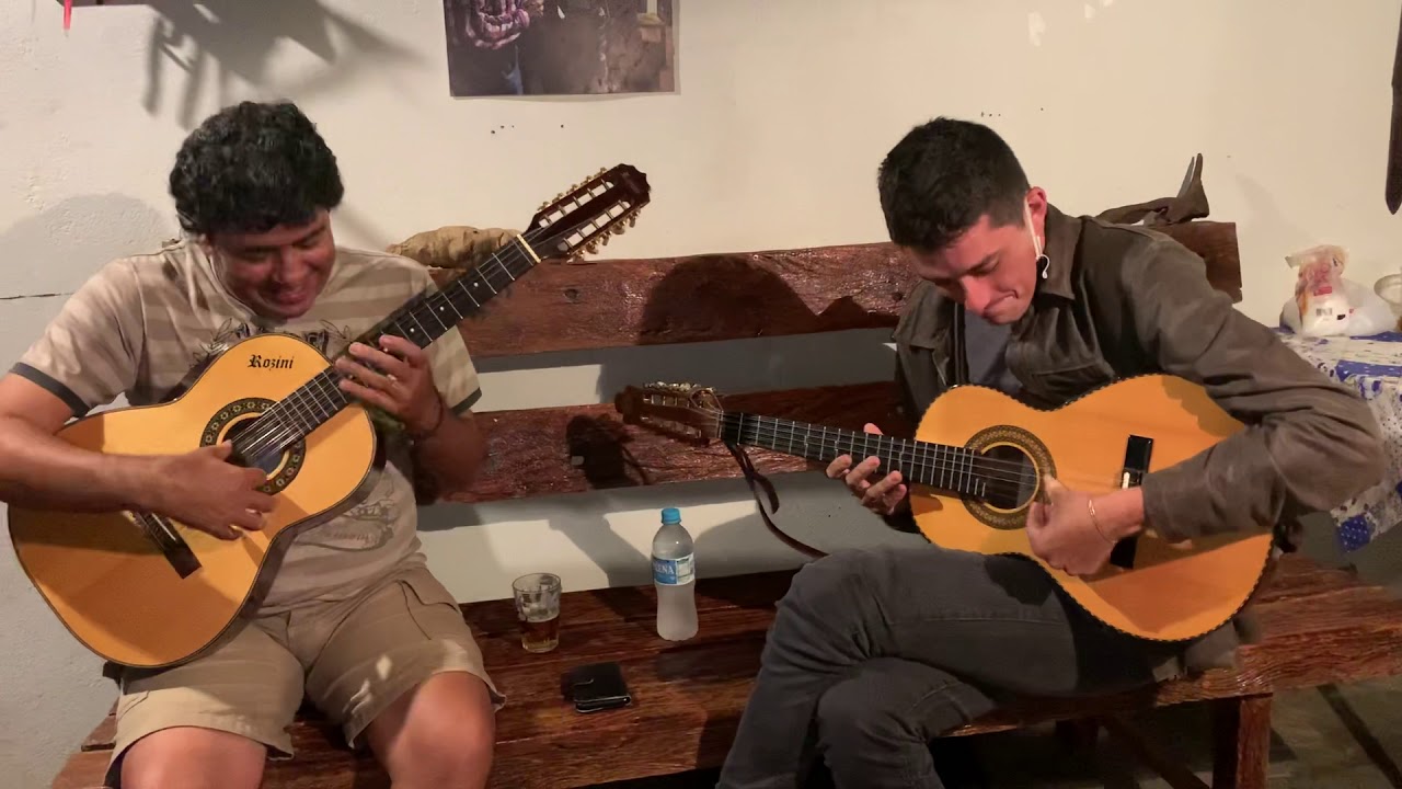 Joãozinho Barroso e Lucas Campaci repicando a viola - Morada du Capiau
