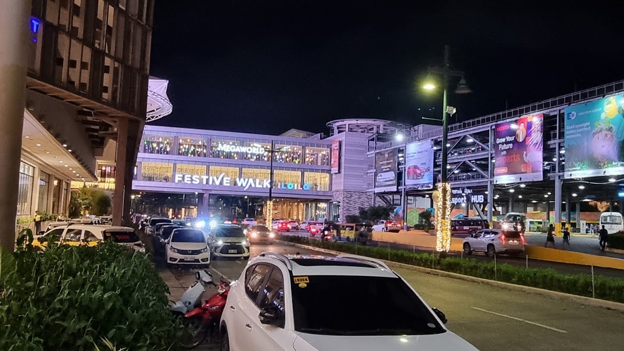 Walking through Uptown Iloilo and #Megaworld during a #typhoon #Iloilo #Philippines 