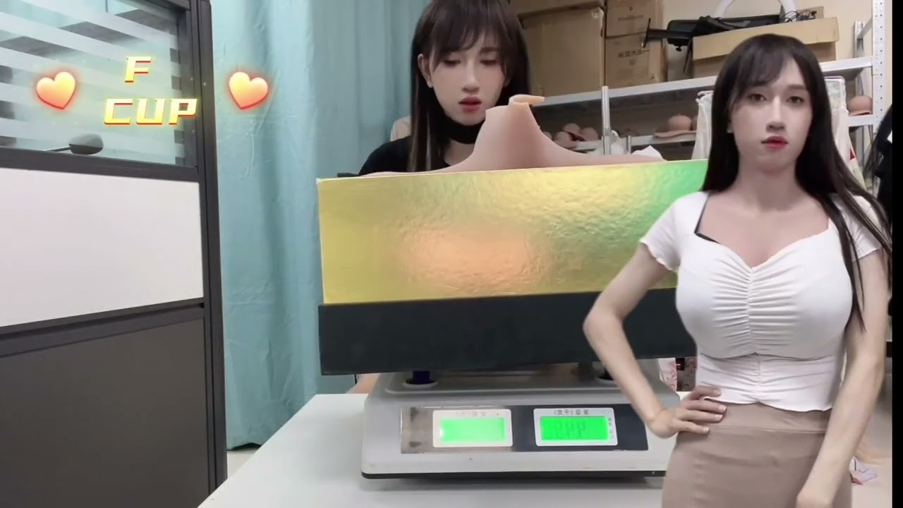 男の子は偽の胸を着て女の子に変装する！シリコン偽胸はいったいどれくらいあるのだろうか？