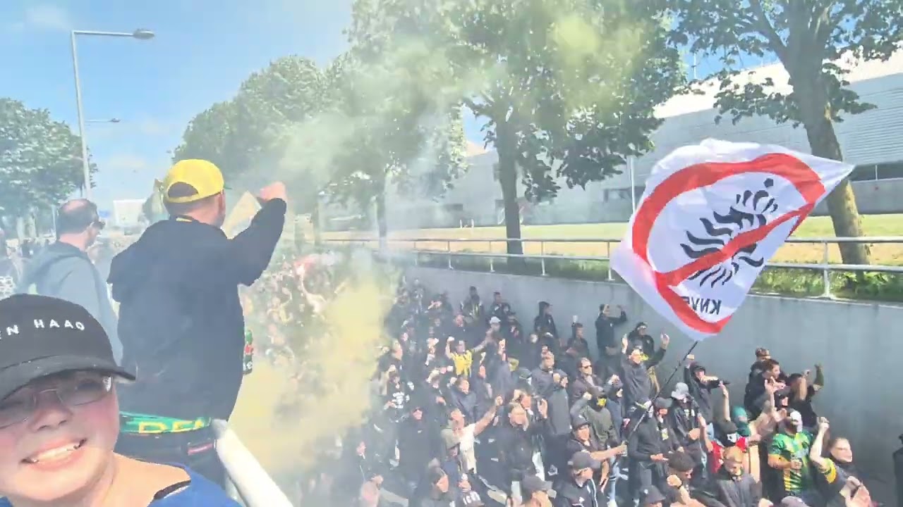 Corteo ADO Den Haag supporters voor de play-off wedstrijd tegen Telstar .