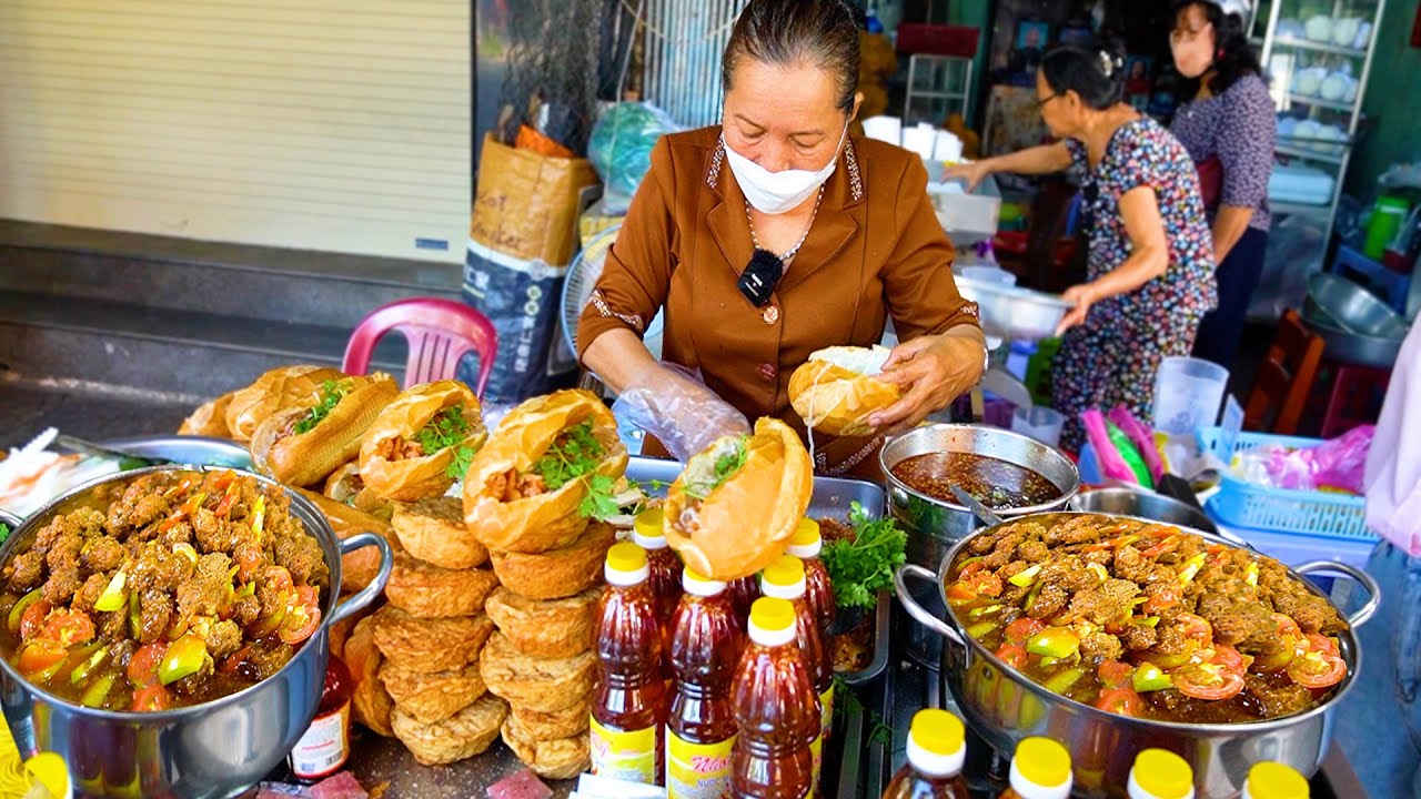Ngưỡng mộ chủ quầy bánh mì xíu mại sống trong biệt thự, lâu lâu còn bay qua Mỹ thăm con
