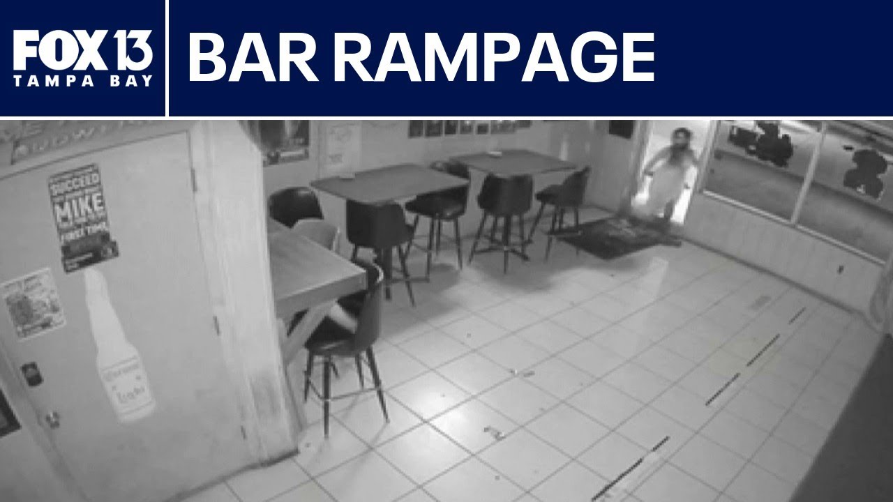 Женщина разгромила бар в округе Сарасота, круша всё кирпичами: момент попал на видео