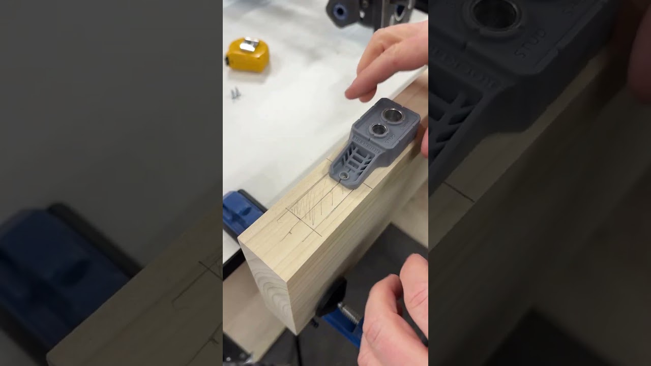 Направляющая для сверления опор для плавающих полок Rockler I-Semble упрощает сверление опор для ...