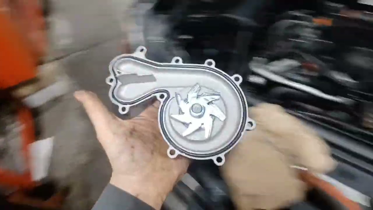 Замена водяного насоса VW TOUAREG TDI 2013 года