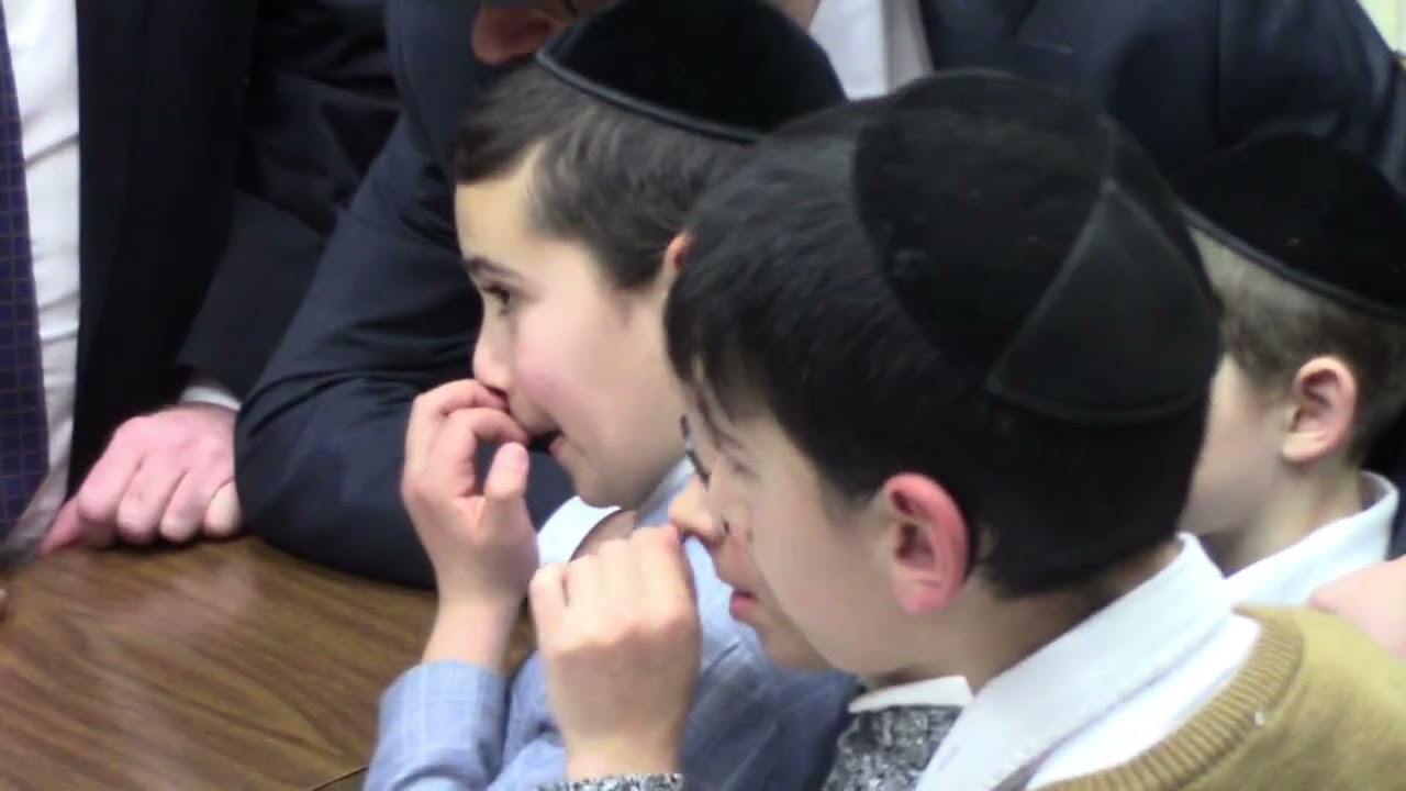 מעמד מרגש - תינוקות של בית רבן נבחנים אצל מרן שר התורה ר' חיים קנייבסקי זצ
