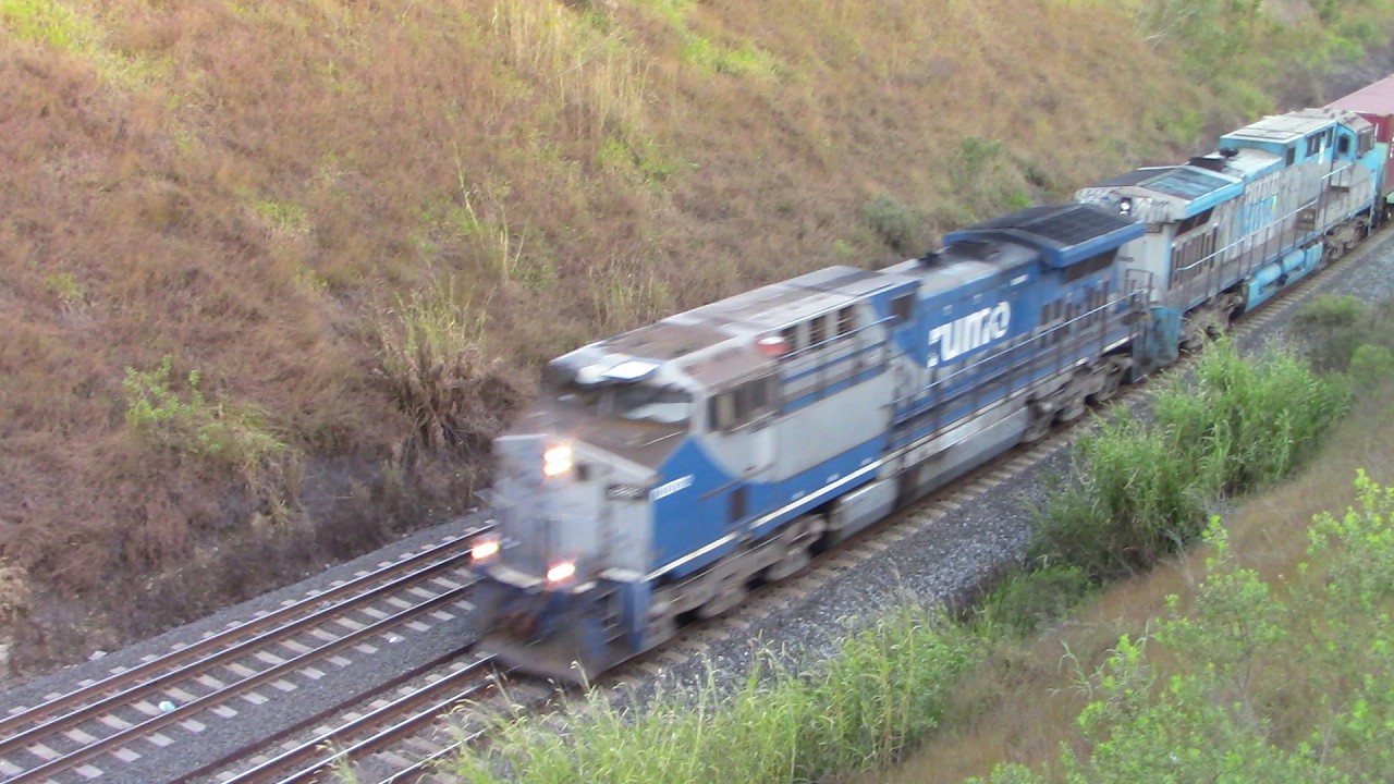 Trem de contêineres da Brado passando por Dona Catarina