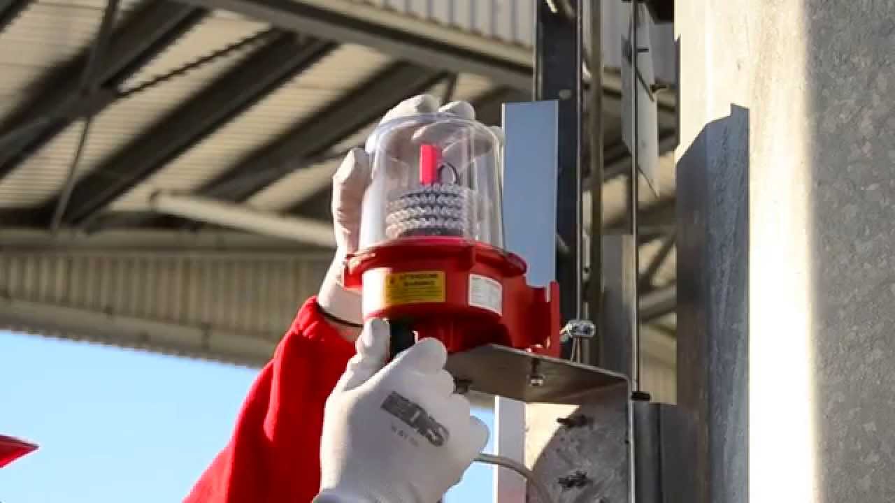 Small retractable aircraft warning lights