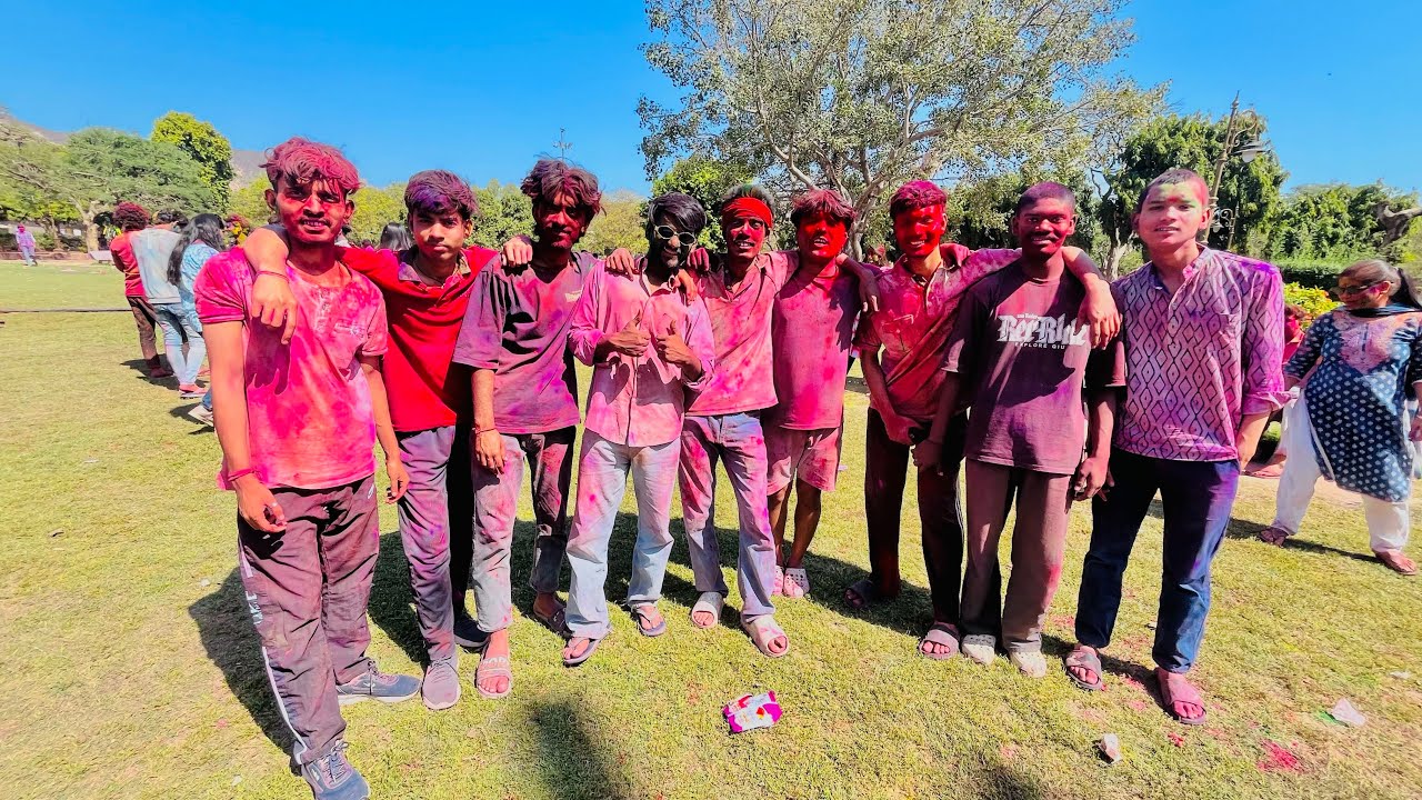 Ye kya Ho rhai hai 😅 Holi pe 