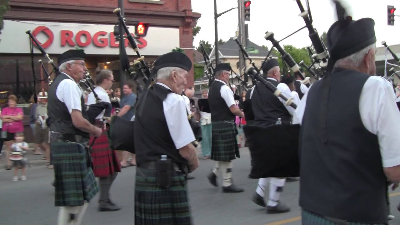 Kincardine Scottish Pipe Band heading back to the park
