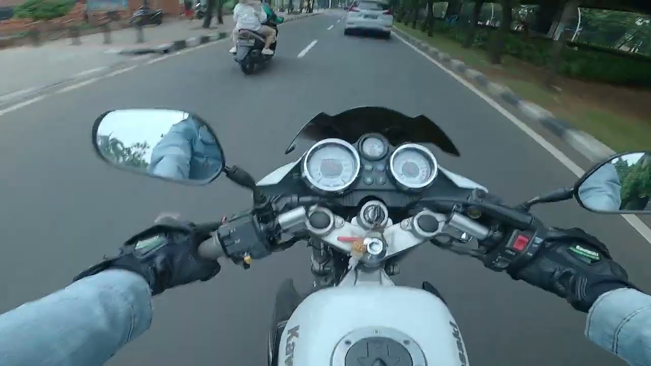 motor kawasaki ninja 150 R riding