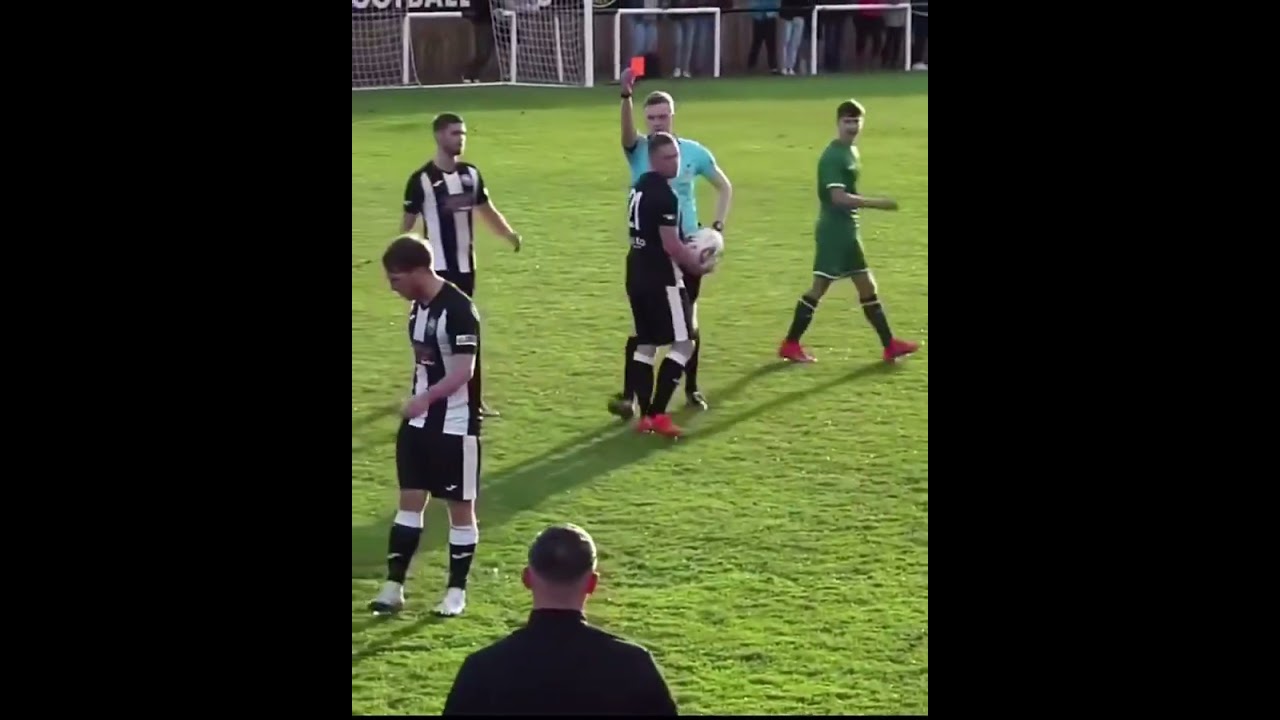 Le dimanche dans un match de foot en district &ccedil;a donne cela 😂 #football #amateur #district #foot