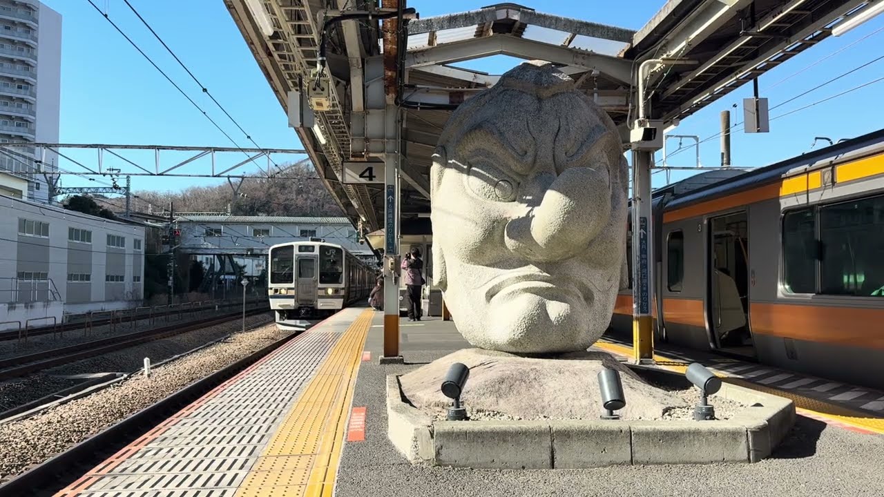 211系2000番台N608編成が高尾駅を発車するシーン
