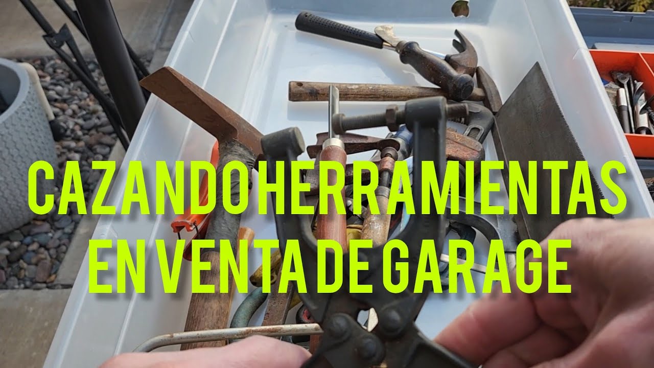 Cazando herramientas en venta de garage 
