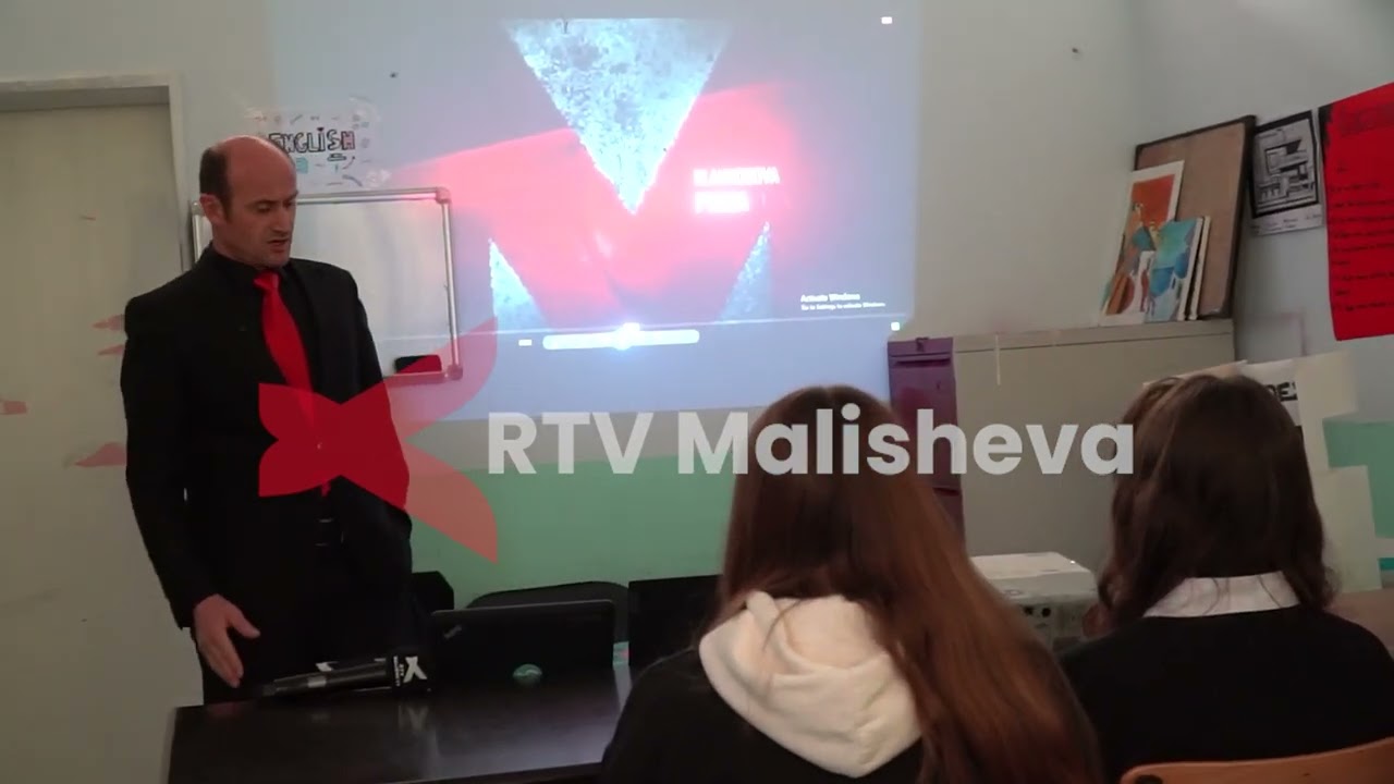 Në SHFMU “Ibrahim Mazreku” në Malishevë, ora e parë mësimore iu kushtua Epopesë së UÇK-së