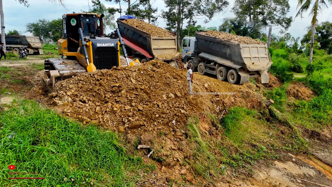 Excitingly Activity Smart​ Operator Expert Dozer SHANTUI Cutting Slope And Landfill On First​ Level