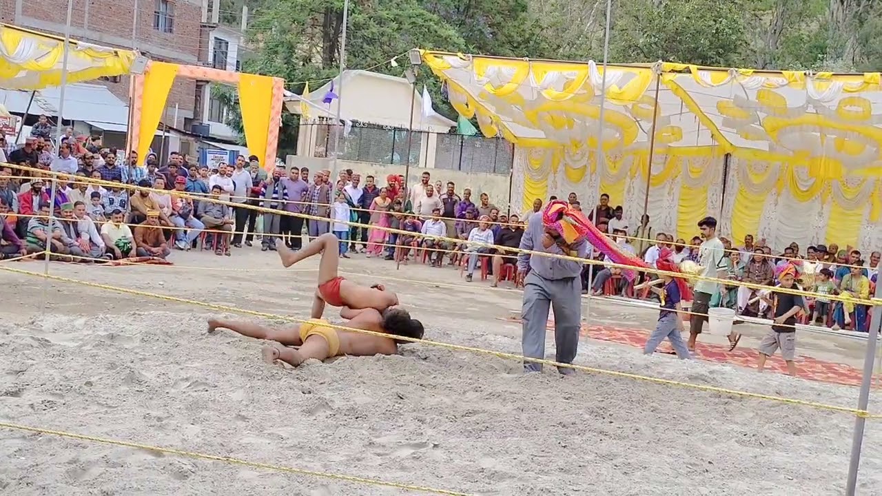 एक ही वीडियो में बहुत सारे पहलवानों की कुश्ती दंगल कुल्लू माहौल