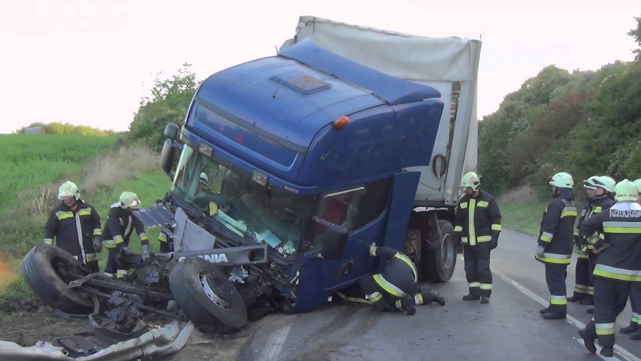 Totálkáros nyergesvontató műszaki mentése halálos baleset után - technical rescue after fatal crash