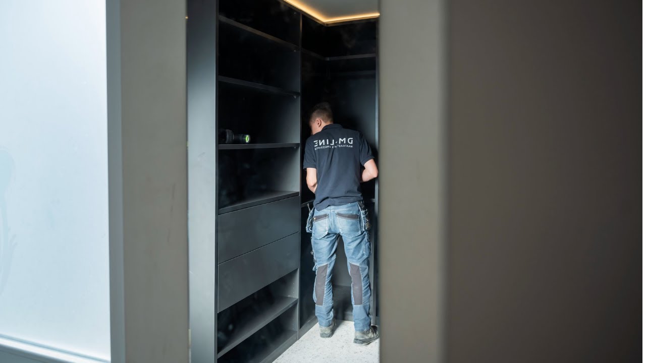 Een neutrale bijkeuken en stijlvolle dressing!