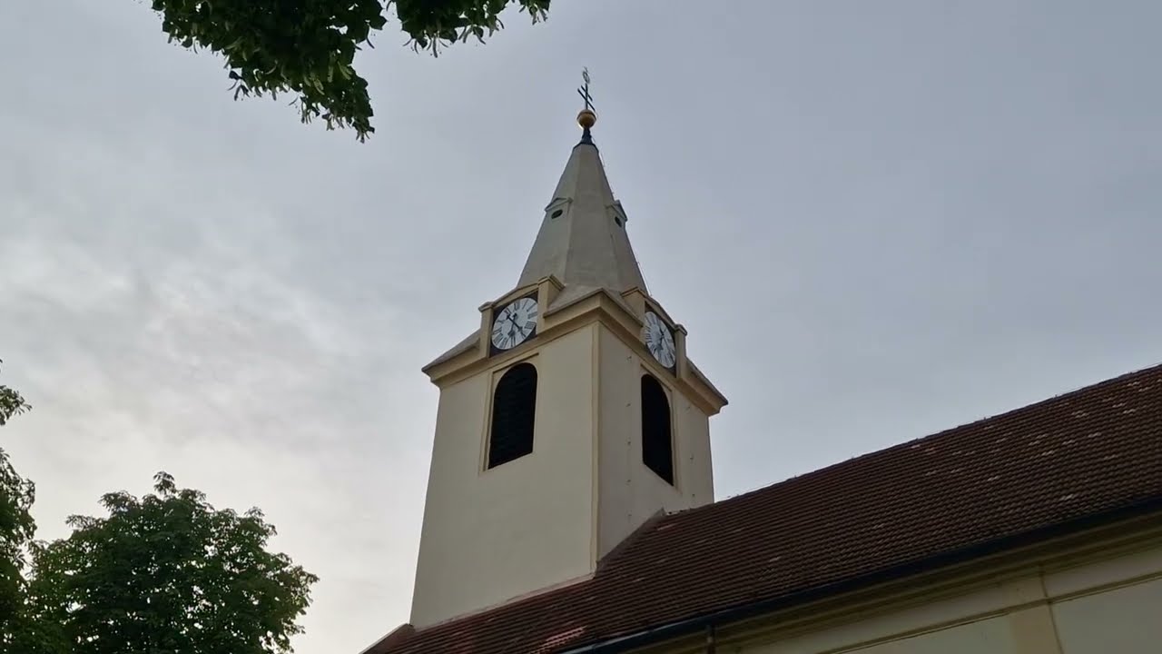 Bratislava - Vajnory (SK) Kostol Sedembolestnej Panny Márie -zvonenie pred sv. omšou / zvony (ext.)