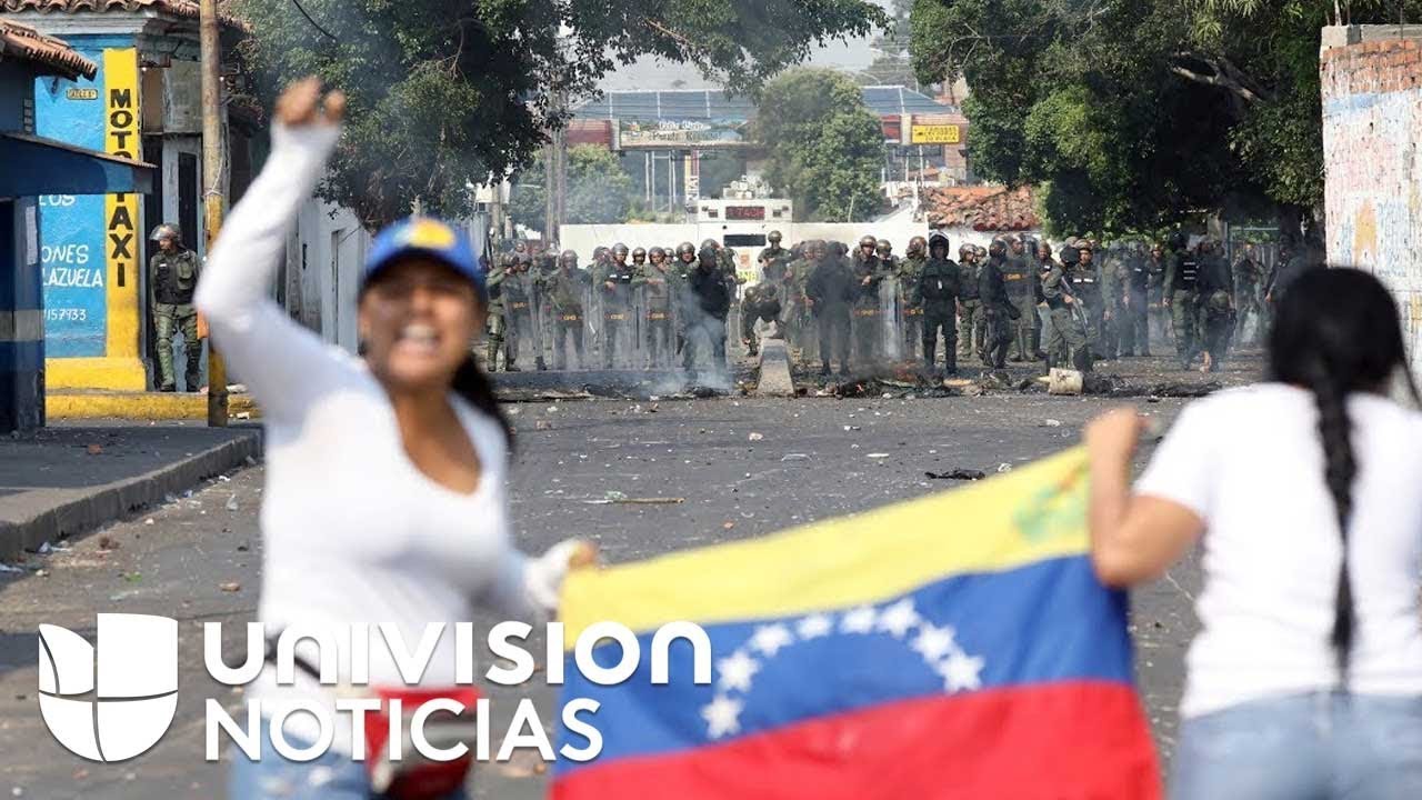 🇻🇪 Personas en Ureña, Venezuela, se enfrentan a miembros de la Guardia Nacional de Venezuela.