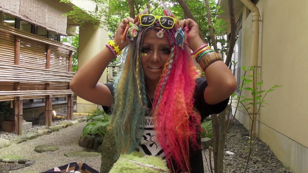 What's inside a Japanese KURO GYARU fashion girl's bag?!