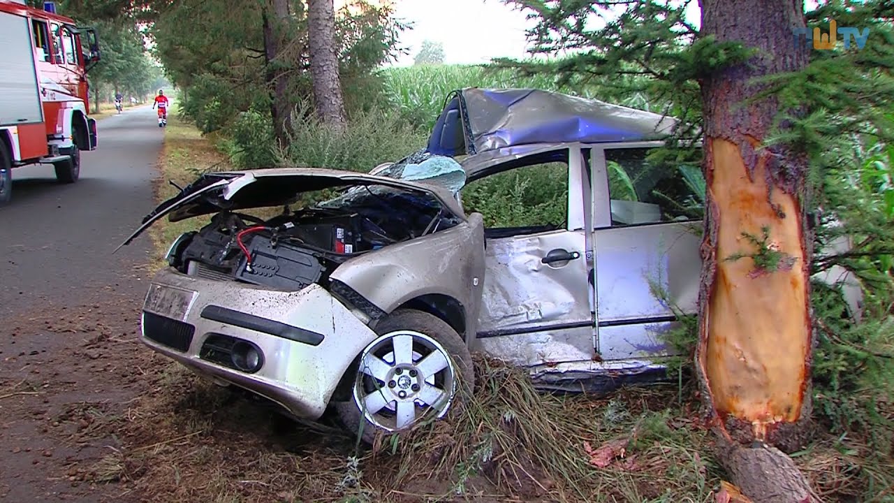 Auto prallt in Aurich gegen Baum - zwei Schwerverletzte