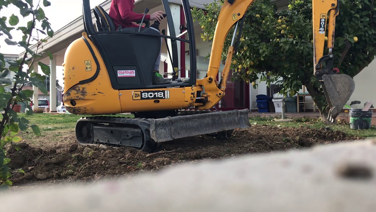 Ripristino terreno con jcb 8018
