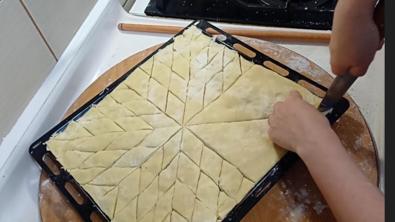 Si te presim bakllavane ne forme ylli. Se shpejti receta per bakllavane me super qe keni ngrene.