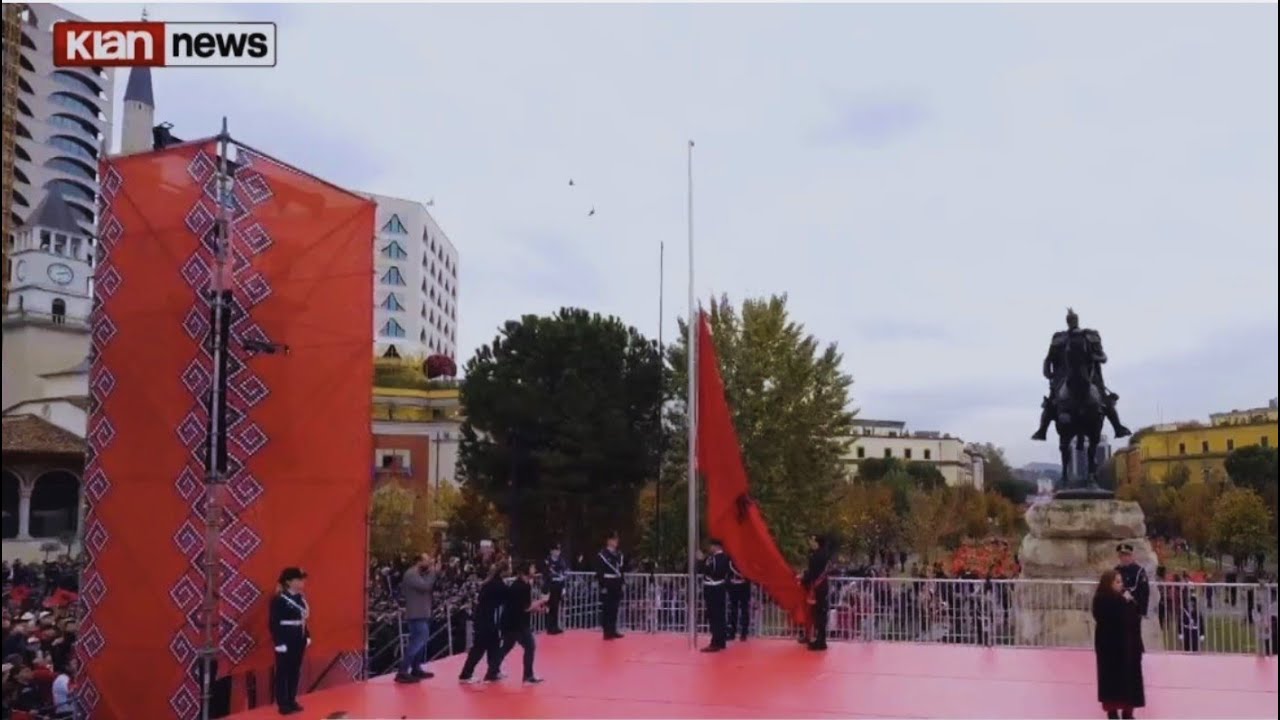 Ceremonia e ngritjes së flamurit në Tiranë