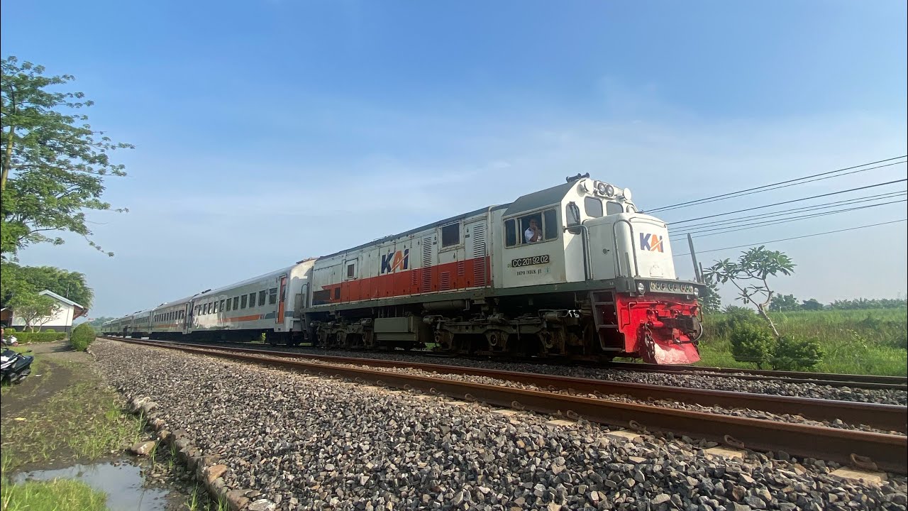 Mengabadikan Persilangan antara KA probowangi dan ranggajati di stasiun rejoso