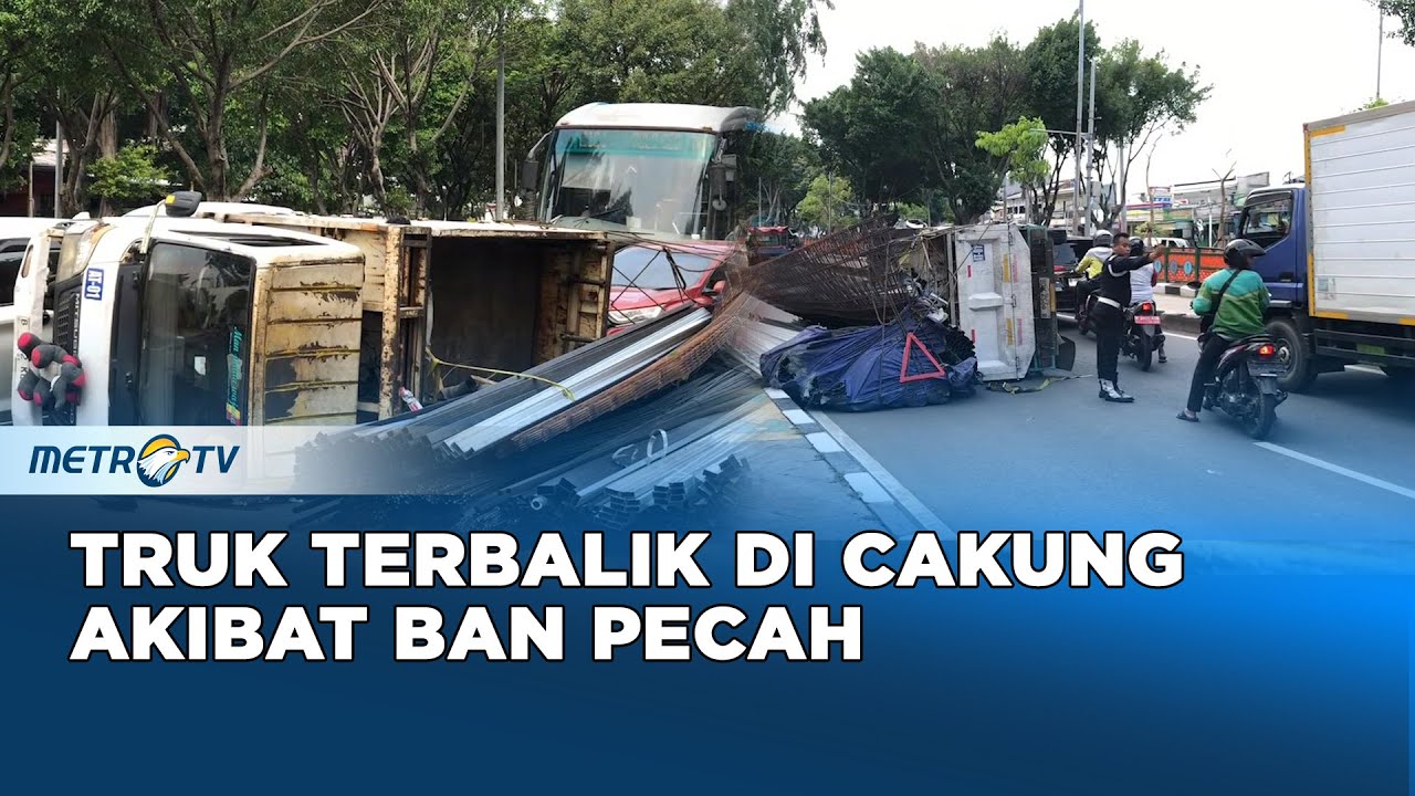 Truk Pengangkut Besi Terguling di Cakung Jakarta Timur