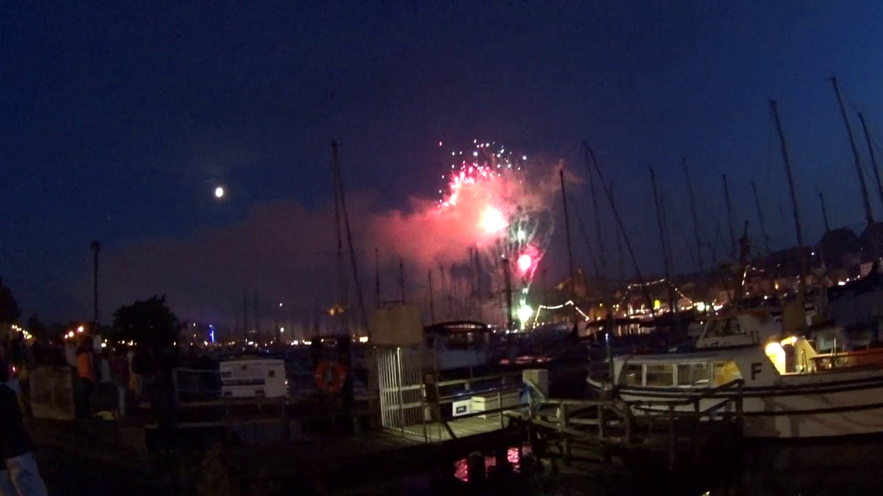 Fireworks Dampfrundum Flensburg with steam horns vibrating